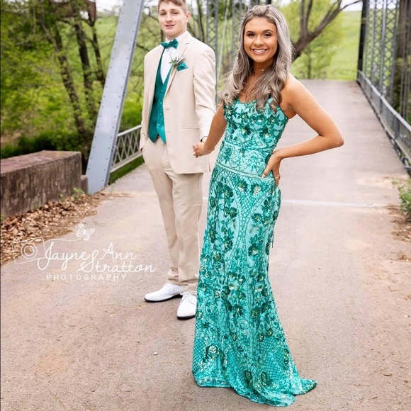 Worn for a couple hours, very comfortable, very fitted, and slim - Picture 3 of 3